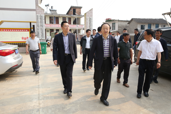 (缅甸)公司总经理袁绍斌和中信银行纪委书记莫越等人组成的扶贫调研组