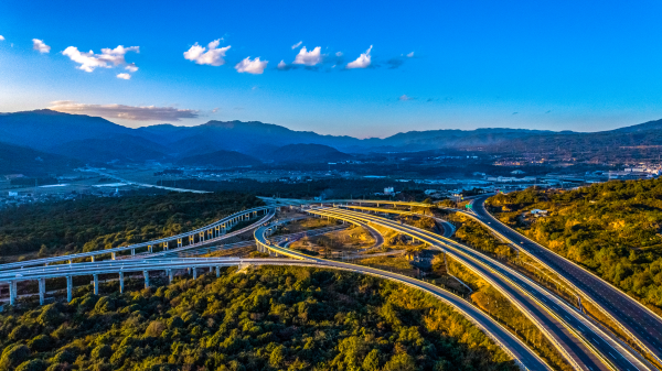 今年4月1日,昌宁至保山高速公路正式开通运营,从保山市隆阳区出发到