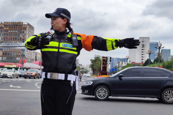 让执法有力度更有温度这个月春城女骑警正式上路执勤了