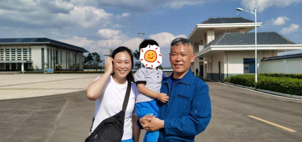 飞行员刘洪的父母图片